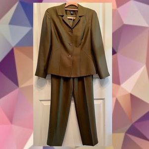 Ann Taylor 100% Silk pantsuit Women’s size 2 PETITE